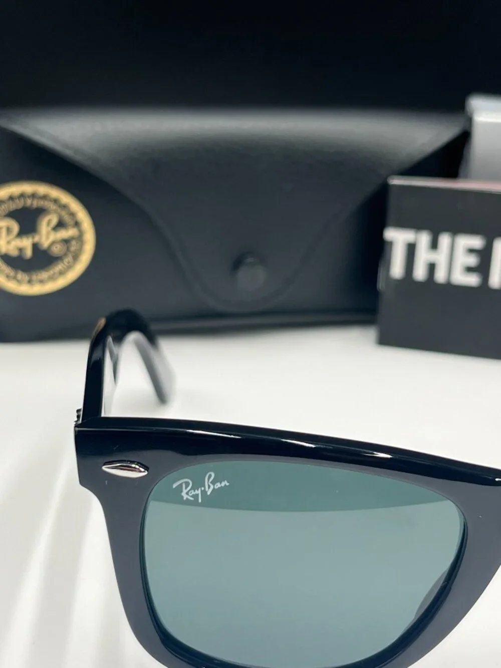 Ray-Ban Classic Wayfarer Sunglasses–Black Frame with Grey Lenses Unisex 50mm